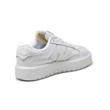 Championes New Balance CT302 blancos de cuero, con plataforma y logo "N" en los laterales.