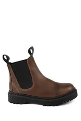 Bota tipo Chelsea de cuero color marrón, con paneles elásticos laterales en color negro, costuras a la vista y suela de goma dentada negra.