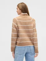 Buzo de punto con cuello alto, diseño estampado estilo fairisle con rayas horizontales y puntos en tonos tostado y blanco. Presenta mangas largas con puños acanalados y ruedo recto.