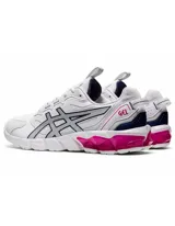 Championes Asics Gel-Quantum 90 blancos con detalles en azul marino y fucsia.