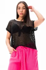 Remera negra de red con mangas cortas y corte holgado.