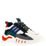 Championes urbanos de diseño robusto, combinando paneles en negro y blanco con detalles vibrantes en color naranja en la suela y lengüeta. Presentan cierre mediante cordones y una suela gruesa con diseño ondulado.
