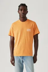 Remera color naranja con logo de Levi's estampado en blanco en el pecho.