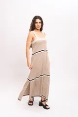Vestido largo tejido tipo solera color tostado, con tiranchos anchos, escote cuadrado y detalles de líneas negras en contraste.