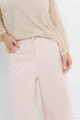 Bermuda de tiro medio con corte recto y largo por la rodilla, estilo culotte. Confeccionada en denim color rosado, cuenta con bolsillos funcionales delanteros y traseros y dobladillo ancho en el ruedo.