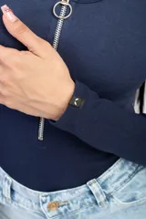 Body negro de mangas largas con escote redondo y cierre de cremallera plateada en el frente.