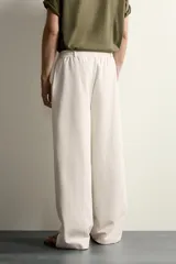 Pantalón de corte wide fit confeccionado en algodón con interior de rizo. Presenta cintura elástica con cordón ajustable y bolsillos laterales.