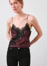 Jeans negros de tiro alto y estilo flare, con diseño largo, cinco bolsillos y cierre frontal de cremallera y botón.