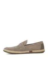Mocasines de gamuza color taupe, con diseño de antifaz en el empeine, detalles de costuras visibles y suela tipo espadrille con yute trenzado alrededor.