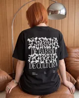 Remera negra de corte regular con estampa gráfica en la espalda que combina tipografía clásica y texturizada con la frase Cultura de Barrio.