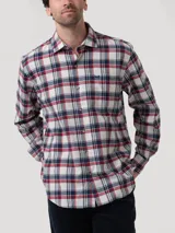 Camisa de manga larga para hombre, con estampado de tartán en tonos blanco, rojo y azul marino. Presenta cuello clásico, cierre frontal abotonado y un bolsillo en el pecho con el logo de la marca bordado.