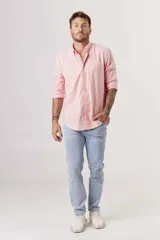 Camisa de hombre color crema, de corte clásico, con cuello abotonado y mangas largas.