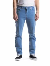 Jean de corte regular fit con diseño clásico de cinco bolsillos, cierre de botón y cremallera, en tono azul medio.