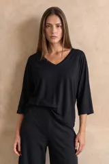 Remera negra de viscosa y elastano, con escote en V y mangas tres cuartos, de calce fluido y cómodo.