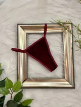 Microtanga de algodón color bordo, con diseño regulable mediante tiras laterales y en la cintura.