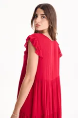 Vestido corto de viscosa color beige, sin mangas con volados en las sisas, escote en V y diseño escalonado.