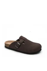 Zueco Ecko de gamuza marrón, diseño tipo Birkenstock con tira ajustable y hebilla metálica en el empeine, base de corcho y suela de goma.