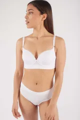 Bombacha tipo culotteless de microfibra sin costuras, con tiro bajo y cintura elástica. Presenta un diseño minimalista con un pequeño logo estampado en el frente.