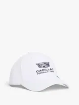 Gorra de béisbol blanca con visera curva, confeccionada en poliéster reciclado. Presenta el logo bordado de Cadillac Formula 1 Team en la parte frontal, ojales de ventilación y hebilla metálica de ajuste en la parte trasera.