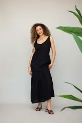 Sandalias de cuero doradas con tiras finas horizontales en el empeine, pulsera con hebilla al tobillo y tacón cuadrado.