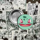 Pin con el diseño de una pokeball, con el frente rojo y blanco y un círculo negro con centro blanco.