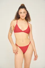 Micro tanga de lycra color azul con tiras finas ajustables en los laterales y argolla metálica en la unión con el corpiño.