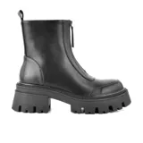 Bota negra de cuero sintético, con caña media, cierre frontal con cremallera y plataforma con suela track.