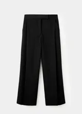 Pantalón de vestir negro de corte recto y tiro medio, con bolsillos laterales y diseño amplio.