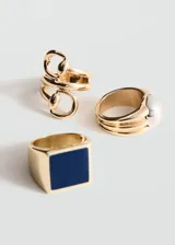 Anillo de zinc con baño dorado y detalle de esmalte cuadrado negro.