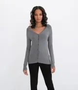 Cardigan de punto color gris, con escote en V pronunciado, cierre frontal de botones y mangas largas, de la marca Cortelle.