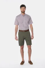 Bermuda cargo beige de gabardina con bolsillos laterales con solapa y cierre de botón.