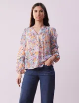 Blusa de gasa estampada marca Zac & Rachel. Tiene cuello a la base fruncido con escote en V, mangas largas con aplique calado y puño elastizado.