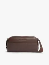 Cartera bandolera Tommy Hilfiger de color marrón, con diseño texturizado, paneles combinados y motivo integral de logos en relieve. Cuenta con cierre de cremallera, compartimento principal y correa ajustable.
