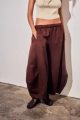 Pantalón babucha de lyocell color marrón, de corte ancho y silueta abombada, con cintura elástica fruncida.