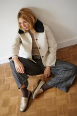 Pantalón de corte recto y tiro alto con estampado de cuadros tipo gales en tonos azul y gris. Cuenta con bolsillos laterales y cierre frontal.