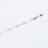 Pulsera de cadena estilo Singapur, elaborada en plata 925 con eslabones entrelazados que crean un efecto de torsión brillante.