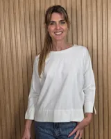 Remerón blanco de algodón, con mangas largas y cuello redondo, de diseño holgado y largo asimétrico.