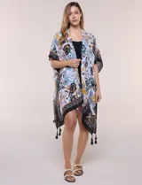 Kimono de gasa ligera con estampado floral en tonos marrones, amarillos y turquesas sobre base blanca, de corte amplio y abierto al frente, con mangas cortas tipo kimono y detalles de borlas en el ruedo asimétrico.