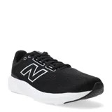 Championes de running New Balance modelo Course 413, color negro con suela blanca. Presentan diseño de malla transpirable, cierre con cordones y logo N en el lateral.