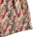 Short de baño color gris con estampado de palmeras, cintura elástica con cordón ajustable y tres bolsillos.