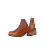 Botines marrones de cuero con textura tipo cocodrilo, calados y aberturas laterales en forma de V. Taco cuadrado de madera y suela de goma.