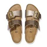 Sandalia Birkenstock modelo Sydney con dos correas ajustables de material Birko-Flor en color dorado metalizado, hebillas grandes doradas y plantilla anatómica de corcho y látex.