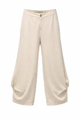 Pantalón de lino con corte ancho y relajado, de tiro medio con cierre de botón frontal. Presenta un diseño de piernas amplias con detalle de frunces en los bajos laterales.