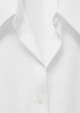 Camisa sin mangas de lyocell, color blanco, con cuello camisero y cierre frontal de botones.