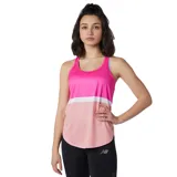 Musculosa deportiva New Balance Accelerate para mujer, color rosa con franja blanca y diseño a rayas horizontales en la parte inferior.