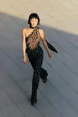 Top de tejido satinado con diseño halter tipo foulard, presenta detalle de frunces en el frente y cierre lateral con cremallera oculta.