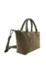 Cartera tipo bolso de mano color marrón, confeccionada en material con textura de gamuza. Presenta doble asa superior, correa larga ajustable y extraíble, y un detalle decorativo de labios en el frente junto al logo de la marca.