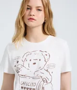 Remera de algodón blanca de manga corta y cuello redondo, con estampa frontal en tono marrón de un oso asomándose desde una taza con la inscripción "Cafecito".