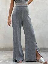 Pantalón de vestir dorado con brillo, de corte palazzo y tiro alto.