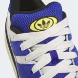 Championes Adidas Forum 2000 de cuero blanco con detalles en azul y negro.